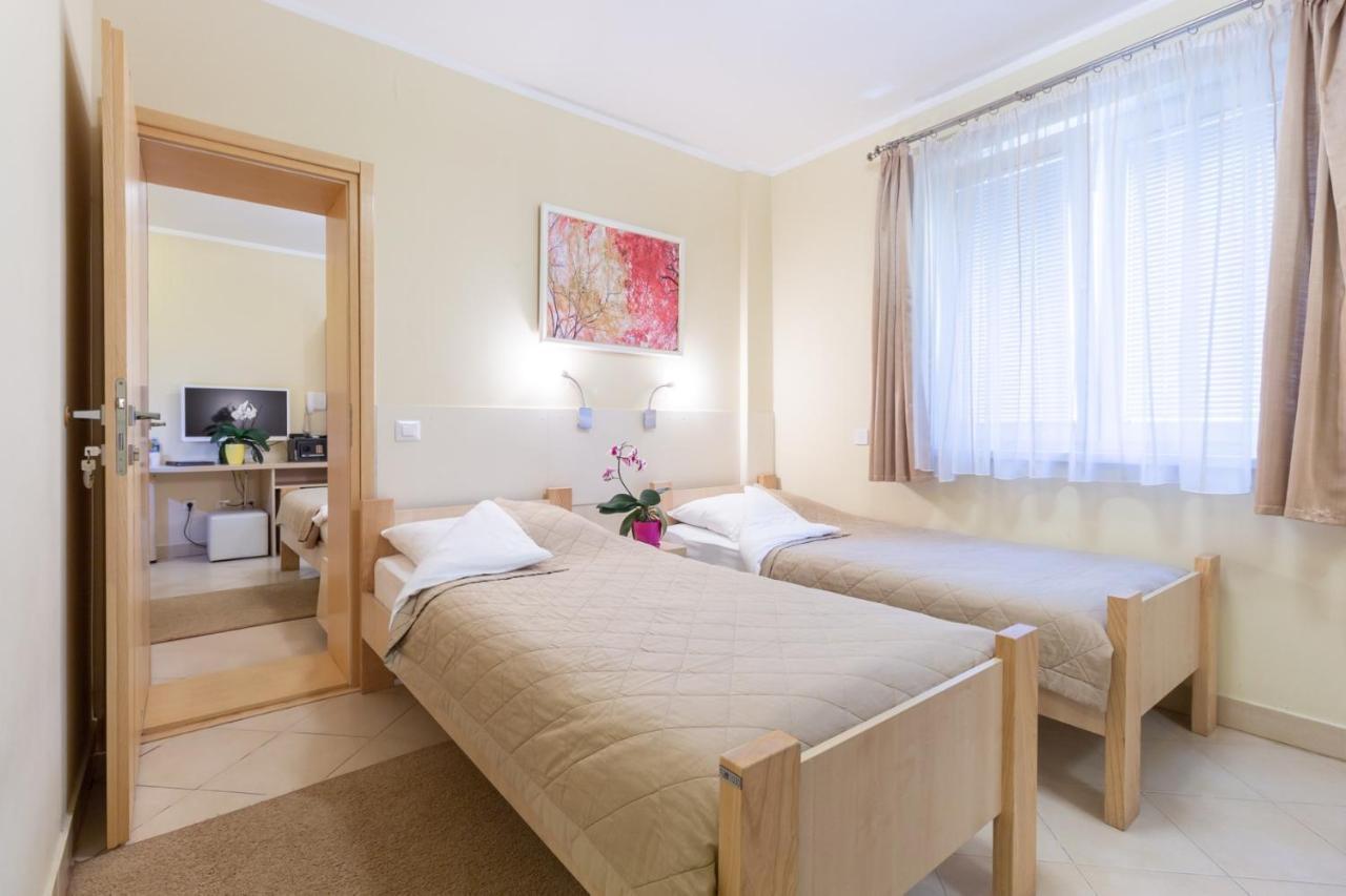 Wing Club Hotel ยาโกดินา ภายนอก รูปภาพ